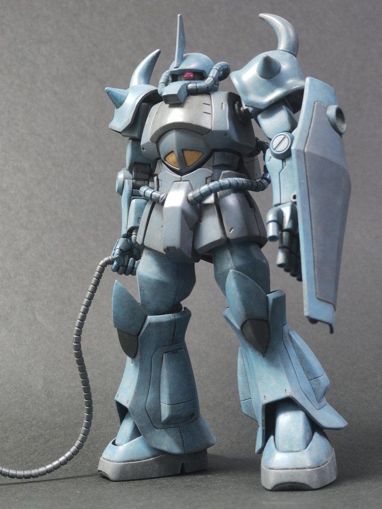 早速、塗装レシピ。メカサフヘヴィからの水性ホビーカラーです。水色: スカイブルー > ライトブルー紺: ジャーマングレーグラウ > ミディアムブルー靴膝胸: グレーグリーン > 軍艦色1バックパック: ジャーマングレーグラウ > ジャーマングレーグラウ(退色)オレンジ: ハイネオレンジ > プロトタイプオレンジ > オレンジイエローエナメルのダークグレーでチッピング > 半光沢トップコート > ウェザリングカラーのグラウンドブラウンでウォッシング > 足元を中心に砂まみれにして完了。コックピットはクリアパーツですが、サフで潰して塗っています。