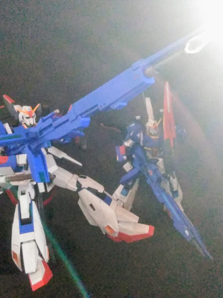 上記にある『HG 1/144 [ゼータガンダム＂U.C.0088＂]ですが 🧐2017年発売のHGUC 203 1/144 [ゼータ ガンダム]をベースに『グリプス戦役から第1次ネオ・ジオン抗争(U.C.0088～)』を経て改修された後期仕様をコンセプトにしたプレバンより発売の限定品です 😟『カミーユくん』が搭乗していた機体がΖΖ 劇内でアップデートされていく様子をイメージしている様です 😆
