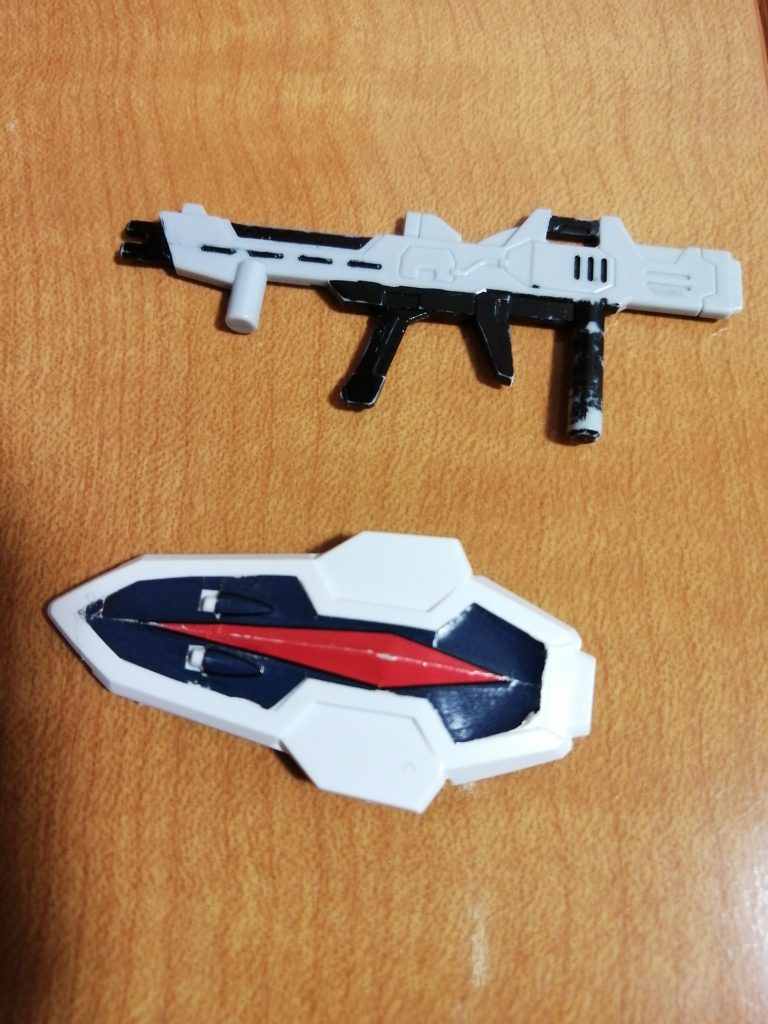 武器は高エネルギービームライフルとフラッシュエッジ G‐3 シールドブーメランです。