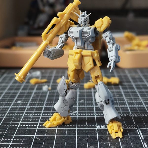 ガンダムアーティファクト νガンダム改修②【バズーカ】バズーカをバックパックから切り離し、グリップをプラ板と真鍮線で折り畳みできるように制作。バックパックへはネオジムで接続予定。【ハンドパーツ】エポパテで右手握り手、ビームサーベル兼バズーカ持ち手を削りだしで制作。左手平手をプラ板で制作。【ビームサーベル】ビームサーベルをバックパックから切り離し、プラ棒で軸打ちして脱着可能化し、ビーム放出時のグリップをプラ棒で制作。ビームエフェクトは、原型をエポパテで作り、お湯まるUVレジン(クリア)で複製。蛍光エナメルで塗装し、光沢トップコート。【左手シールドアタッチメント】シールド装備してない状態も再現したいので、シールドアタッチメント部分を切り離し、ネオジムをしこむ。アタッチメントを取り外した時のビームサーベルむき出しのディテールをプラ棒とプラ板で制作し、裏にマグネットセッターを貼る。シールドアタッチメントをプラ板で作り直し、ネオジムを仕込む。【スネアーマー】膝が丸くてデカいと思いシャープ化し、モールドの位置も外側に。膝下のスラスターディテールをモールド3本引いたプラ板に置き換え。足首の左右可動に干渉する部分を少しカット。次【ガンダムアーティファクト νガンダム改修③】(7枚目)