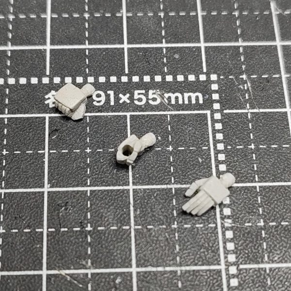 ガンダムアーティファクト νガンダム改修②【バズーカ】バズーカをバックパックから切り離し、グリップをプラ板と真鍮線で折り畳みできるように制作。バックパックへはネオジムで接続予定。【ハンドパーツ】エポパテで右手握り手、ビームサーベル兼バズーカ持ち手を削りだしで制作。左手平手をプラ板で制作。【ビームサーベル】ビームサーベルをバックパックから切り離し、プラ棒で軸打ちして脱着可能化し、ビーム放出時のグリップをプラ棒で制作。ビームエフェクトは、原型をエポパテで作り、お湯まるUVレジン(クリア)で複製。蛍光エナメルで塗装し、光沢トップコート。【左手シールドアタッチメント】シールド装備してない状態も再現したいので、シールドアタッチメント部分を切り離し、ネオジムをしこむ。アタッチメントを取り外した時のビームサーベルむき出しのディテールをプラ棒とプラ板で制作し、裏にマグネットセッターを貼る。シールドアタッチメントをプラ板で作り直し、ネオジムを仕込む。【スネアーマー】膝が丸くてデカいと思いシャープ化し、モールドの位置も外側に。膝下のスラスターディテールをモールド3本引いたプラ板に置き換え。足首の左右可動に干渉する部分を少しカット。次【ガンダムアーティファクト νガンダム改修③】(3枚目)
