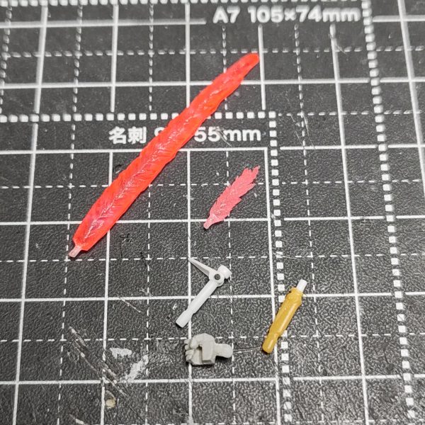 ガンダムアーティファクト νガンダム改修②【バズーカ】バズーカをバックパックから切り離し、グリップをプラ板と真鍮線で折り畳みできるように制作。バックパックへはネオジムで接続予定。【ハンドパーツ】エポパテで右手握り手、ビームサーベル兼バズーカ持ち手を削りだしで制作。左手平手をプラ板で制作。【ビームサーベル】ビームサーベルをバックパックから切り離し、プラ棒で軸打ちして脱着可能化し、ビーム放出時のグリップをプラ棒で制作。ビームエフェクトは、原型をエポパテで作り、お湯まるUVレジン(クリア)で複製。蛍光エナメルで塗装し、光沢トップコート。【左手シールドアタッチメント】シールド装備してない状態も再現したいので、シールドアタッチメント部分を切り離し、ネオジムをしこむ。アタッチメントを取り外した時のビームサーベルむき出しのディテールをプラ棒とプラ板で制作し、裏にマグネットセッターを貼る。シールドアタッチメントをプラ板で作り直し、ネオジムを仕込む。【スネアーマー】膝が丸くてデカいと思いシャープ化し、モールドの位置も外側に。膝下のスラスターディテールをモールド3本引いたプラ板に置き換え。足首の左右可動に干渉する部分を少しカット。次【ガンダムアーティファクト νガンダム改修③】(4枚目)