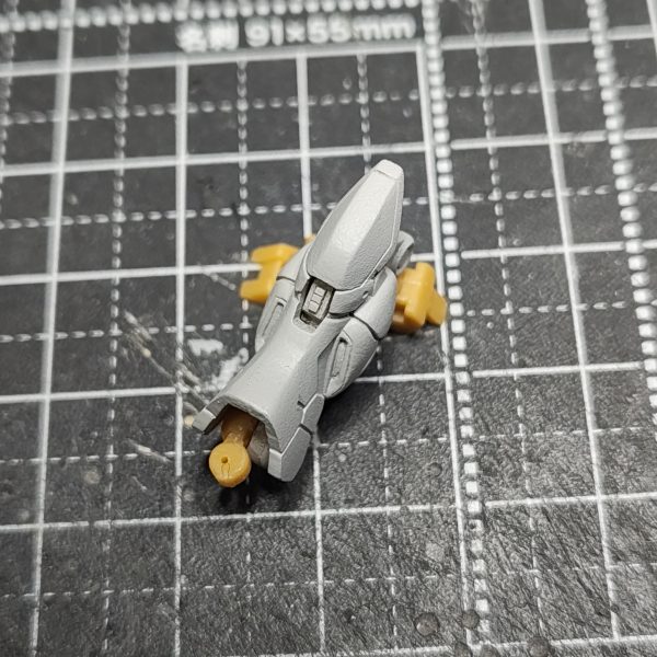 ガンダムアーティファクト νガンダム改修②【バズーカ】バズーカをバックパックから切り離し、グリップをプラ板と真鍮線で折り畳みできるように制作。バックパックへはネオジムで接続予定。【ハンドパーツ】エポパテで右手握り手、ビームサーベル兼バズーカ持ち手を削りだしで制作。左手平手をプラ板で制作。【ビームサーベル】ビームサーベルをバックパックから切り離し、プラ棒で軸打ちして脱着可能化し、ビーム放出時のグリップをプラ棒で制作。ビームエフェクトは、原型をエポパテで作り、お湯まるUVレジン(クリア)で複製。蛍光エナメルで塗装し、光沢トップコート。【左手シールドアタッチメント】シールド装備してない状態も再現したいので、シールドアタッチメント部分を切り離し、ネオジムをしこむ。アタッチメントを取り外した時のビームサーベルむき出しのディテールをプラ棒とプラ板で制作し、裏にマグネットセッターを貼る。シールドアタッチメントをプラ板で作り直し、ネオジムを仕込む。【スネアーマー】膝が丸くてデカいと思いシャープ化し、モールドの位置も外側に。膝下のスラスターディテールをモールド3本引いたプラ板に置き換え。足首の左右可動に干渉する部分を少しカット。次【ガンダムアーティファクト νガンダム改修③】(6枚目)