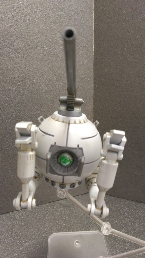 窓にはレジンで複製した丸モールドを貼付。窓の両脇にバンパーとしてフックを取り付け。