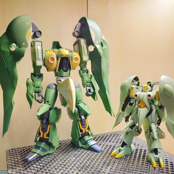 クシャトリヤをベースにクィン・マンサを制作中ガンダムコレクションの同機を参考に、まずはザックリ形状を合わせたしかし腰回りの違和感が凄いので、クシャトリヤ肩裏のパーツを加工しスカートを作成頭部はお手頃なガンダムルブリスのジャンクをベースに、コストを落として工作しているだいぶ嘘も多いが、クィン・マンサぽさは出てきた気がする（3枚目）