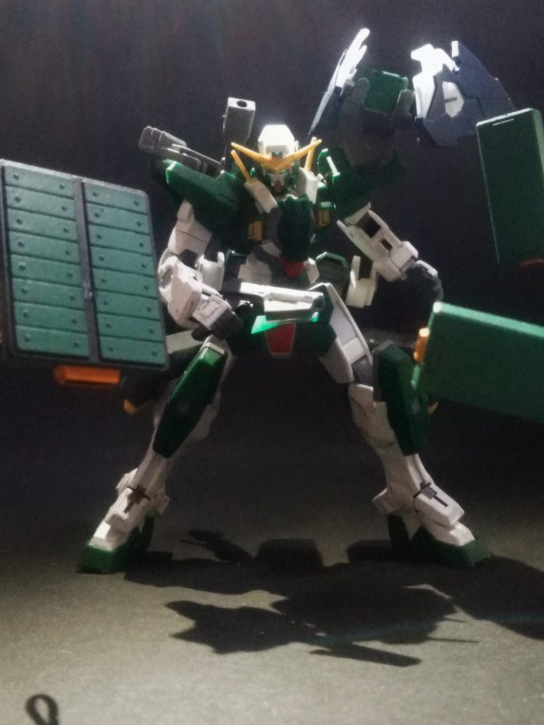 手持ち武器も増やします ⤴️｢ケルディム ガンダム｣に倣って耐ビームコーティングが施された｢ブレード付きGN ピストル｣もコサエときました 😆👍✨