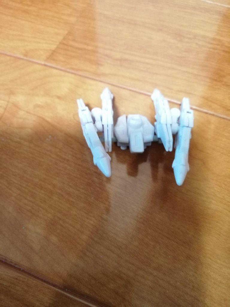 今回一番のポイントはシラヌイアカツキガンダムのバックパックに似たブラックナイトスコードカルラのバックパックです。
