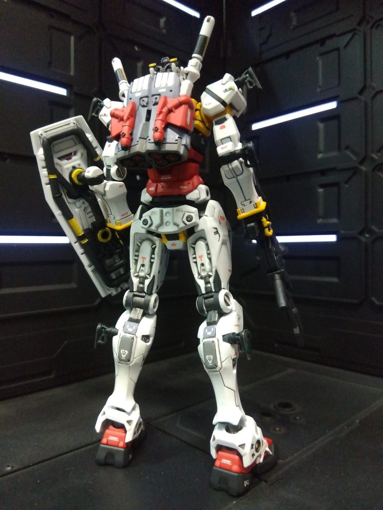 イエロー部分はアクリルマーカーで塗装。細かいところを塗るのに便利でした。シールド、太腿は付属のシール。