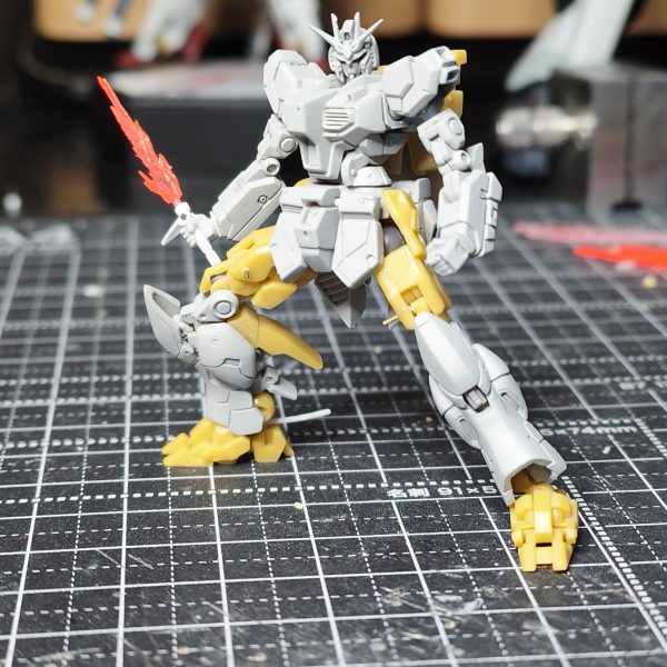 ガンダムアーティファクトのνガンダムのスタイル改修狙いの可動化制作記パート3。【ビームサーベルエフェクト】前回よりエフェクト強めの感じを制作。前回と同じくエポパテで大体の形を作り、硬化してから削り込んでメラメラ感を。それをお湯まるで透明UVレジン複製。さらに削り込んだりして整え、蛍光エナメルを塗り、光沢トップコートで保護。【シールド】シールド上部の凹みモールドはデカールをはりたいので埋め、下部は、寂しいのでモールド追加。排気ダクト部もモールドをケガいたプラ板を貼り付ける。【バックパック】バーニアが埋まってる感じだったので、バーニア部分を切り離す。バーニアが収まるところを削り込む。バーニア下部は半分潰れてるので破棄。第2弾のサンボルジムのサブアームのバーニアディテールを使い、プラ板を挟んでL字になるようにする。塗装しやすいように真鍮線を差し別パーツ化。収まるところが長いと思いカット。【ノーマルバックパックと比較】イイ感じになったと思います。次【ガンダムアーティファクト νガンダム改修④】 (6枚目)