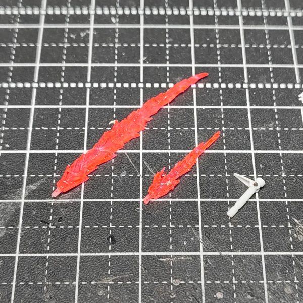 ガンダムアーティファクトのνガンダムのスタイル改修狙いの可動化制作記パート3。【ビームサーベルエフェクト】前回よりエフェクト強めの感じを制作。前回と同じくエポパテで大体の形を作り、硬化してから削り込んでメラメラ感を。それをお湯まるで透明UVレジン複製。さらに削り込んだりして整え、蛍光エナメルを塗り、光沢トップコートで保護。【シールド】シールド上部の凹みモールドはデカールをはりたいので埋め、下部は、寂しいのでモールド追加。排気ダクト部もモールドをケガいたプラ板を貼り付ける。【バックパック】バーニアが埋まってる感じだったので、バーニア部分を切り離す。バーニアが収まるところを削り込む。バーニア下部は半分潰れてるので破棄。第2弾のサンボルジムのサブアームのバーニアディテールを使い、プラ板を挟んでL字になるようにする。塗装しやすいように真鍮線を差し別パーツ化。収まるところが長いと思いカット。【ノーマルバックパックと比較】イイ感じになったと思います。次【ガンダムアーティファクト νガンダム改修④】 (2枚目)