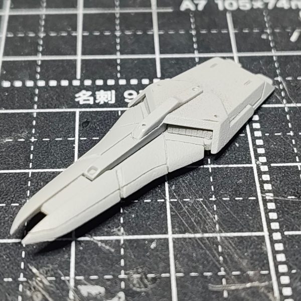 ガンダムアーティファクトのνガンダムのスタイル改修狙いの可動化制作記パート3。【ビームサーベルエフェクト】前回よりエフェクト強めの感じを制作。前回と同じくエポパテで大体の形を作り、硬化してから削り込んでメラメラ感を。それをお湯まるで透明UVレジン複製。さらに削り込んだりして整え、蛍光エナメルを塗り、光沢トップコートで保護。【シールド】シールド上部の凹みモールドはデカールをはりたいので埋め、下部は、寂しいのでモールド追加。排気ダクト部もモールドをケガいたプラ板を貼り付ける。【バックパック】バーニアが埋まってる感じだったので、バーニア部分を切り離す。バーニアが収まるところを削り込む。バーニア下部は半分潰れてるので破棄。第2弾のサンボルジムのサブアームのバーニアディテールを使い、プラ板を挟んでL字になるようにする。塗装しやすいように真鍮線を差し別パーツ化。収まるところが長いと思いカット。【ノーマルバックパックと比較】イイ感じになったと思います。次【ガンダムアーティファクト νガンダム改修④】 (3枚目)