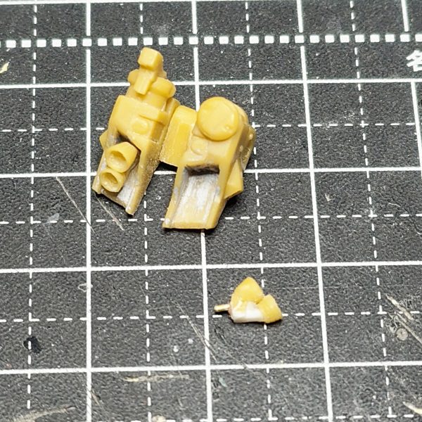 ガンダムアーティファクトのνガンダムのスタイル改修狙いの可動化制作記パート3。【ビームサーベルエフェクト】前回よりエフェクト強めの感じを制作。前回と同じくエポパテで大体の形を作り、硬化してから削り込んでメラメラ感を。それをお湯まるで透明UVレジン複製。さらに削り込んだりして整え、蛍光エナメルを塗り、光沢トップコートで保護。【シールド】シールド上部の凹みモールドはデカールをはりたいので埋め、下部は、寂しいのでモールド追加。排気ダクト部もモールドをケガいたプラ板を貼り付ける。【バックパック】バーニアが埋まってる感じだったので、バーニア部分を切り離す。バーニアが収まるところを削り込む。バーニア下部は半分潰れてるので破棄。第2弾のサンボルジムのサブアームのバーニアディテールを使い、プラ板を挟んでL字になるようにする。塗装しやすいように真鍮線を差し別パーツ化。収まるところが長いと思いカット。【ノーマルバックパックと比較】イイ感じになったと思います。次【ガンダムアーティファクト νガンダム改修④】 (4枚目)