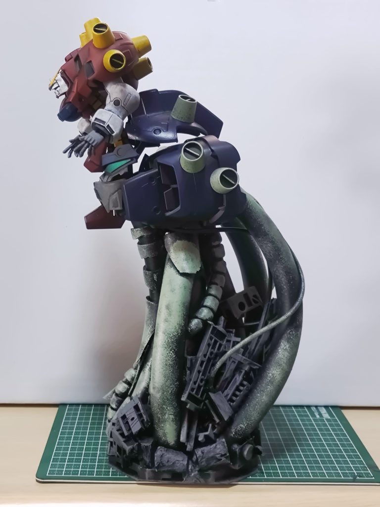 デビルガンダム（下はジオラマ）–4枚目/制作者：ヨモギ