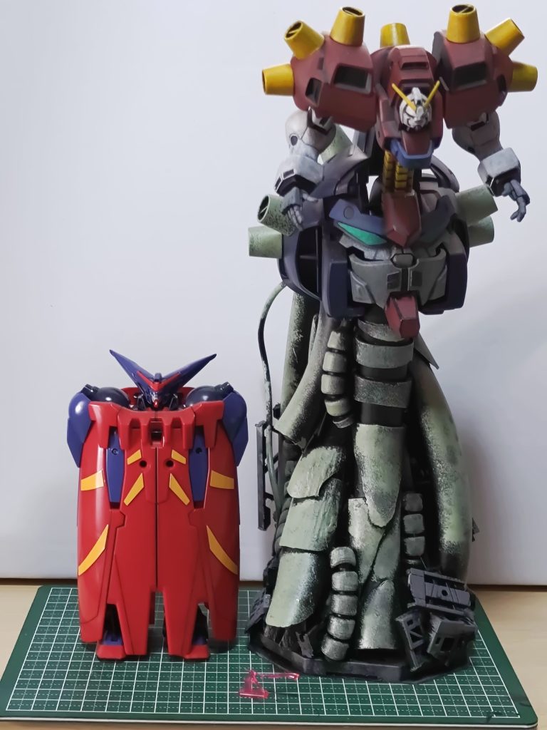 デカイ　マスターガンダムと比べたらこんな感じです。