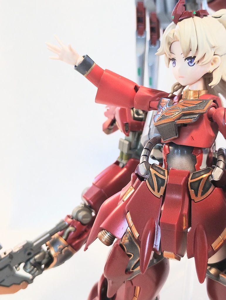 MS少女のイメージはフルフロンタルのMS美少女化…みたいなところからスタートしましたが、ゴーグルパーツとかは作る気にならなかったなあ…。30MSでいうところのカラーB、そこにマッチするホワイトブロンドてきな髪色を目指しました。やりたいことはだいたいできたつもり。&nbsp;衣装（≒意匠）はジオンの士官服をベースにして、赤くしました。そこにシナンジュの腰アーマー、加工した旨アーマーを接着しました。難産だったのは腰アーマー、横と後ろでしたねえ…。