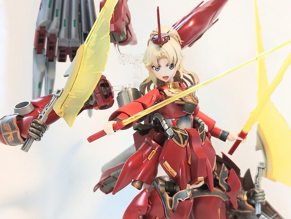 背面メカアーム＆自前腕の4刀流！背面メカアームは長さがないと見映えが出ないので、二の腕パーツを外して「シナンジュの肩」ー「シナンジュの太もも」ー「シナンジュの腕」という接続を行いました。長さが出て見映えが良くなりますね！ただ、重量に負けやすくなるのは難点…。