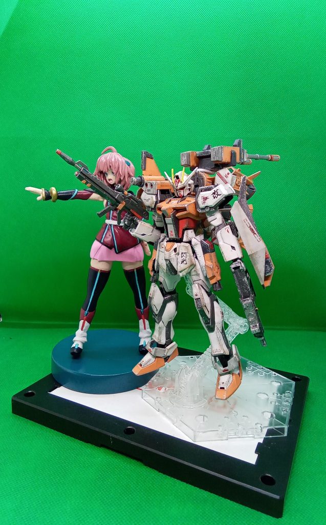 ガンバレルにあわせて塗装をオレンジ基準&少し変更肩にランチャーパックから凶悪武器を拝借