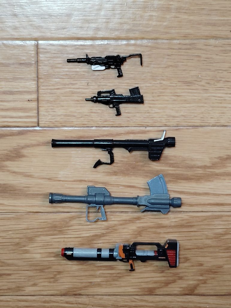 　武装一式です。　上から順番に・100mmマシンガン・ブルパップマシンガン・ハイパーバズーカ・ロケットランチャー・レールキャノンジム・ストライカーのキットに付属する100mmマシンガン以外は過去の作品から引っ張って来たり、今回の製作に合わせて新たに製作したモノになります。　特にハイパーバズーカはそれなりに工夫を凝らした自信作なので、後ほど詳しく紹介したいと思います。