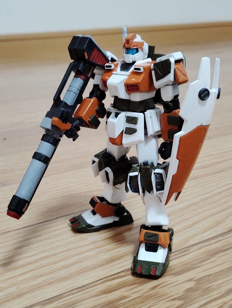 　レールキャノン装備です。　本来はこの機体（装甲強化型ジム）ではなく「陸戦用ジム」の武装らしいのですが、前回投稿した「ジム・スナイパーⅡ（WD隊）」にオマケのように余剰パーツとして付属していたので、しっかり塗装して装備させてみました。　カラーリングも相まって、メチャクチャ似合いますね・・・。