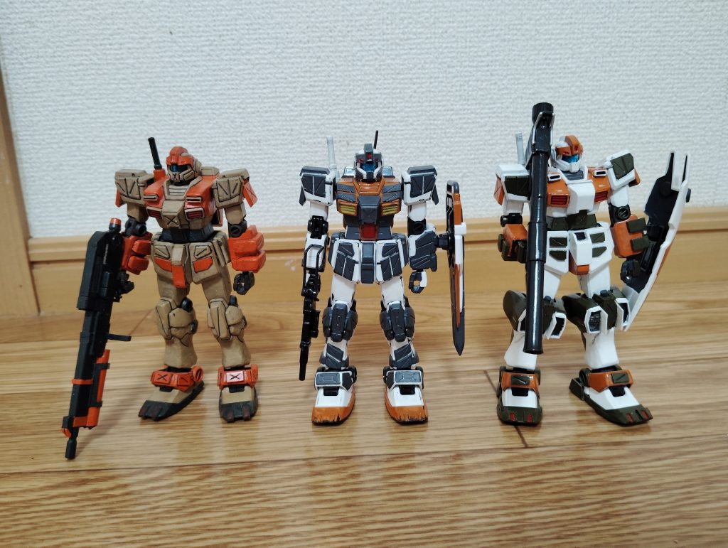 「F型三銃士を連れて来たよ。」「F型三銃士？」「増加装甲で遮蔽物の少ない砂漠でも安心、デザートジム。」「うっす、よろしく。」「厚い守りは近接格闘戦の要、ジム・ストライカー。」「がんばります、よろしく。」「ホバーと重装甲でドムに対抗、装甲強化型ジム」「よっす、どうも。」　はい、茶番失礼しました。　というワケで、ジム・ストライカーを改造して製作した機体たちです。　それにしてもジムのF型系列って、意外と種類が豊富というか、微妙な違いで個性を出してくる機体が多いですね（陸戦用ジム？　さすがにアレを作るのは手間が・・・というか実は個人的にそんなに好みじゃないので・・・）。