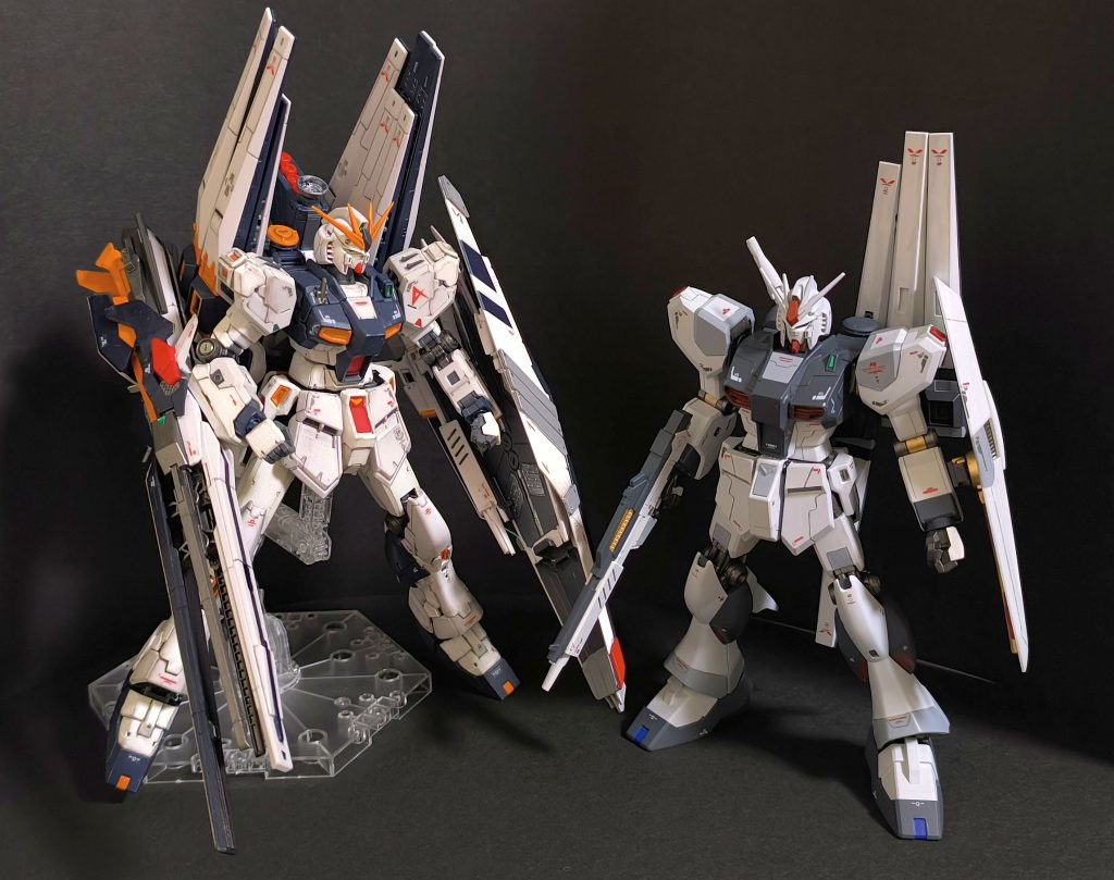 過去作品のRG νガンダムと比較。カラーリングはまぁ当然として、細部を見ていくと「似ているけど違う機体」といっていいくらい色々違いますね。ただ、一概にRGが良いわけでもなく、HGの無骨な造形も良きです。