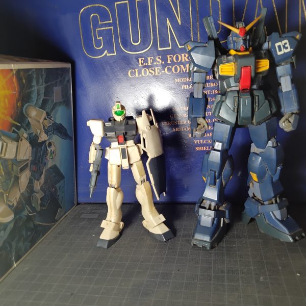 撮影の照明も制作途中になるような気がしないでもないのでここで。新しくmk2のページは画像を一部差し換えてあります。リポストもいやらしい気もしないでもないので、ここでお知らせしておきます。HGUCのmk2は新しい照明で撮影したんですけど、前と比べて1/2ほどシャッタースピード早くなりました。がしかしそれでもシビアにいこうとすると未だ遅い。被写体深度もうヒトコエ欲しいけどブレる。あとは工夫が足りないのもありそうです。今回色味の方はスマホに合わせると、pcだと赤が茶色になりそうだし、pcに合わせるとどぎつい赤になりそうで結局どっちか寄りの色調補正かけませんでした。残念ながらこれが裏目に出て、本体ホワイトの薄い混色の彩度をスマホ端末では拾うことになってしまいました。画像のmg初代mk2で照明1個でそう悪くない。といっても端末付属カメラなので光の自動調整もあるかとは思います。作品ページのコメントでも触れたんですけどmg初代が自分としては一番かっこいい。問題は今と比べるとどうしても可動範囲が狭いのと足の甲が立ちすぎくらい。いろいろ紛失してるんで、新たに積みプラになったジムに入ってるver.2.0の部品が流用できればいつか何とかしたいところ。(完品を中古やで見つけたところでよっぽど良心的か訳アリじゃないと「高ぇ」です)オマケにポケ戦ジム旧キット。これではじめてポリキャップボールジョイントに遭遇して凄く感動しました。&nbsp;（3枚目）