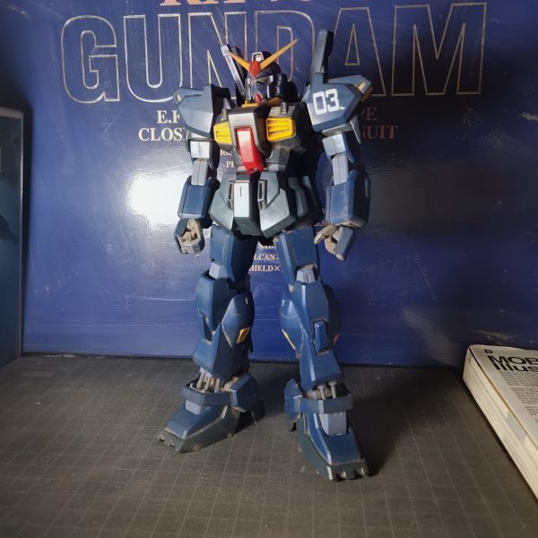 撮影の照明も制作途中になるような気がしないでもないのでここで。新しくmk2のページは画像を一部差し換えてあります。リポストもいやらしい気もしないでもないので、ここでお知らせしておきます。HGUCのmk2は新しい照明で撮影したんですけど、前と比べて1/2ほどシャッタースピード早くなりました。がしかしそれでもシビアにいこうとすると未だ遅い。被写体深度もうヒトコエ欲しいけどブレる。あとは工夫が足りないのもありそうです。今回色味の方はスマホに合わせると、pcだと赤が茶色になりそうだし、pcに合わせるとどぎつい赤になりそうで結局どっちか寄りの色調補正かけませんでした。残念ながらこれが裏目に出て、本体ホワイトの薄い混色の彩度をスマホ端末では拾うことになってしまいました。画像のmg初代mk2で照明1個でそう悪くない。といっても端末付属カメラなので光の自動調整もあるかとは思います。作品ページのコメントでも触れたんですけどmg初代が自分としては一番かっこいい。問題は今と比べるとどうしても可動範囲が狭いのと足の甲が立ちすぎくらい。いろいろ紛失してるんで、新たに積みプラになったジムに入ってるver.2.0の部品が流用できればいつか何とかしたいところ。(完品を中古やで見つけたところでよっぽど良心的か訳アリじゃないと「高ぇ」です)オマケにポケ戦ジム旧キット。これではじめてポリキャップボールジョイントに遭遇して凄く感動しました。&nbsp;（2枚目）