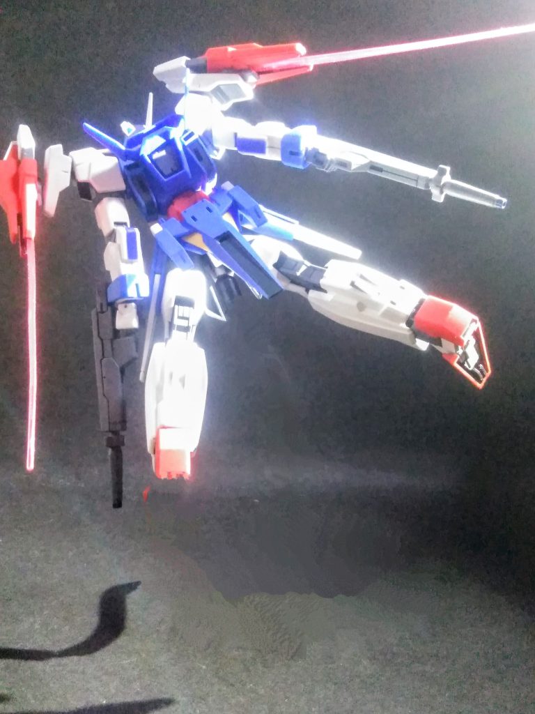 このガンダム AGE-2 ダブルバレットの特徴である両肩の大火力砲 ツインドッズキャノン😆砲身を取り外す事で連射性能に優れた ドッズライフル としての運用も可能です👍ドッズライフル を手持ち武装として取り外した後に成りますが😚ライフルが装着されていた箇所から巨大なビーム刃も発振出来ます🤩💕