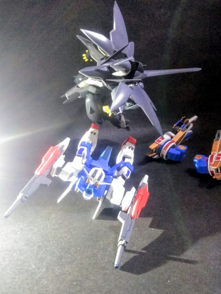 此が ダブルバレット のストライダー形態・・・なんか😒残念(／。＼)折角ですから😊同時期に中古屋さんより連れて来た ゼダス も一緒に晒させて下さい😁🎶ダブルバレット の脹ら脛部分には カーフミサイル とイウ名称の誘導式ミサイルが内蔵されております😃それとGウェアは空中換装にて装着される事が多いですね😆💕