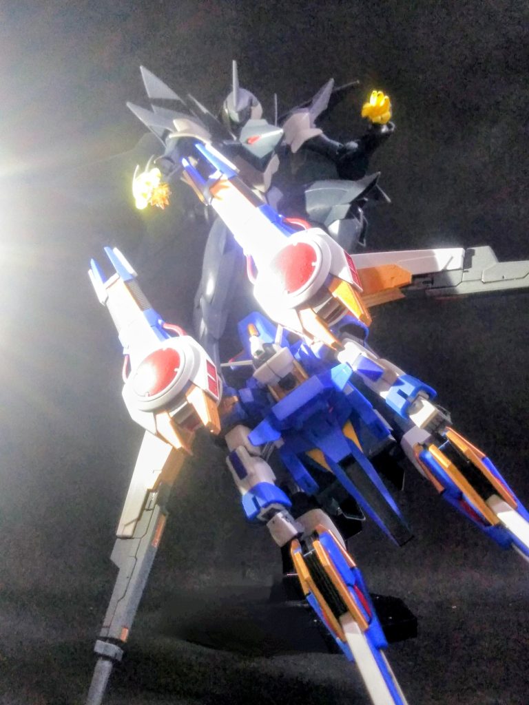 合体💥ガンダム AGE-2 アルティメスストライダー形態はコンナ感じ🙂その機能は敵のステルス技術に対抗するために開発された高機動・索敵特化型のGウェア😚