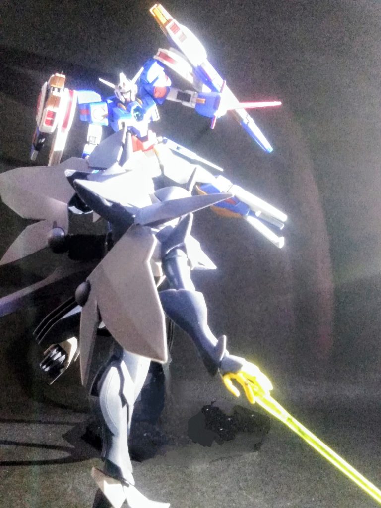 索敵特化を謳っているのに武装が破格の高火力😅目を引く肩の装備は大型荷電粒子砲である アルティメス・ロングレンジライフル❗その側面にはディスク・レドームが設置されております🙄他にもバインダー内部にビームマシンガン❗❗ダブルバレットから引き継いだ ツインドッズキャノン❗❗❗アルティメス・ビームサーベル という小型の銃を思わせる形状の携行兵器も😳此れはビームサーベル & ビームガンとしても使用可能❗❗❗❗偵察機として必ず帰還してデータを持ち帰る必要がある為、あらゆるパターンの戦闘対処をコナス為なﾝですって👏👏👏