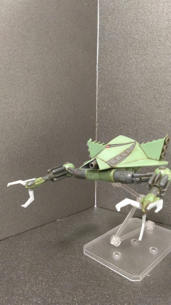 ミサイル発射口には蓋を、口（？）のビーム砲にも市販のディティールアップパーツを貼り付け。