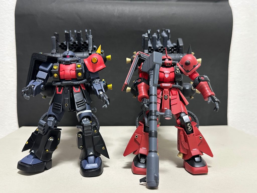 前作のサイコザクと2ショット。青系の色にしようと思ったら、Mk-Ⅱといえば？のカラーリングに…。