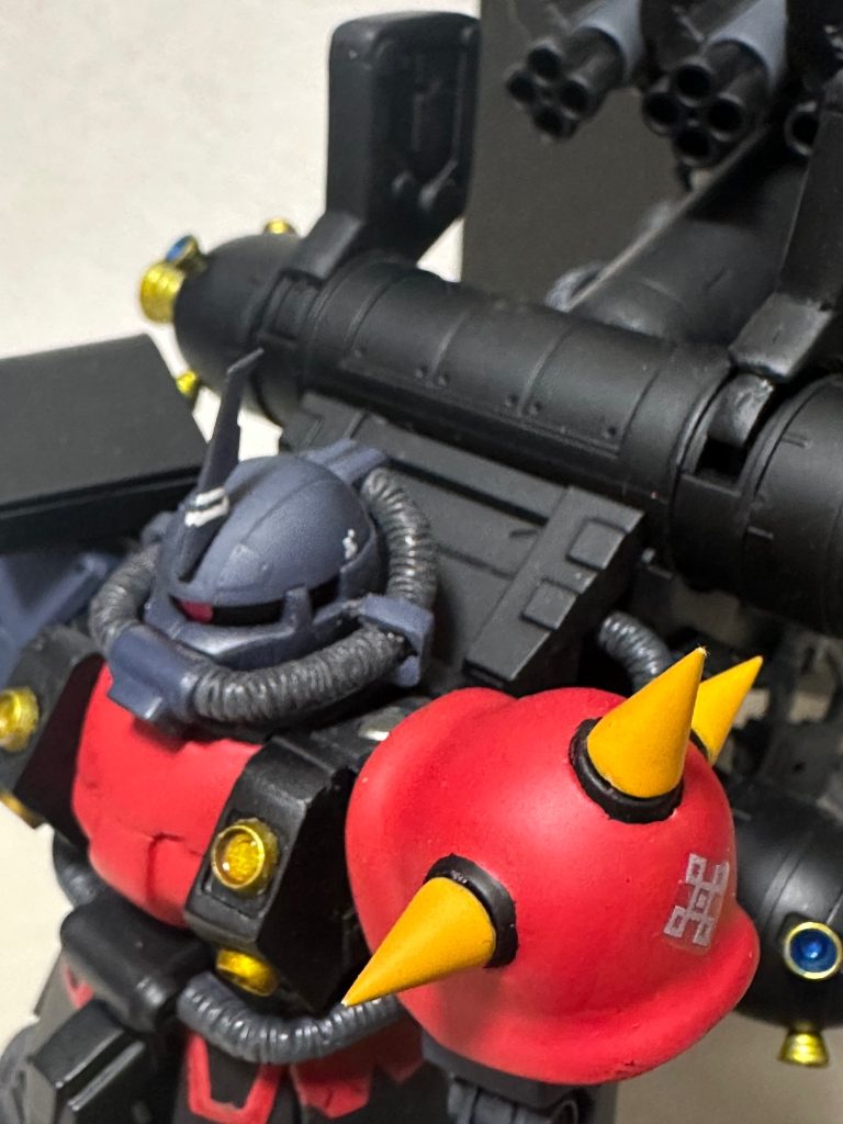 左肩スパイクアーマーには南洋同盟のマーキング。