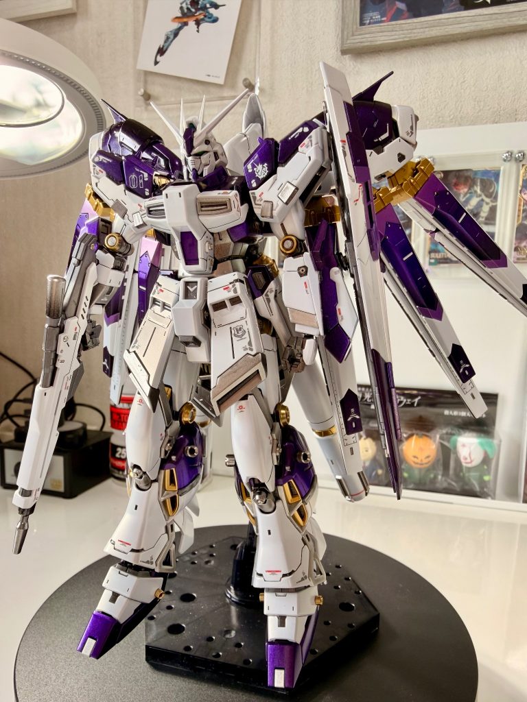 全体的にフォルムがかっこよく、素晴らしいキットです。ニュー系統のキットはどれも最高の出来ですね(gundam-kao2)