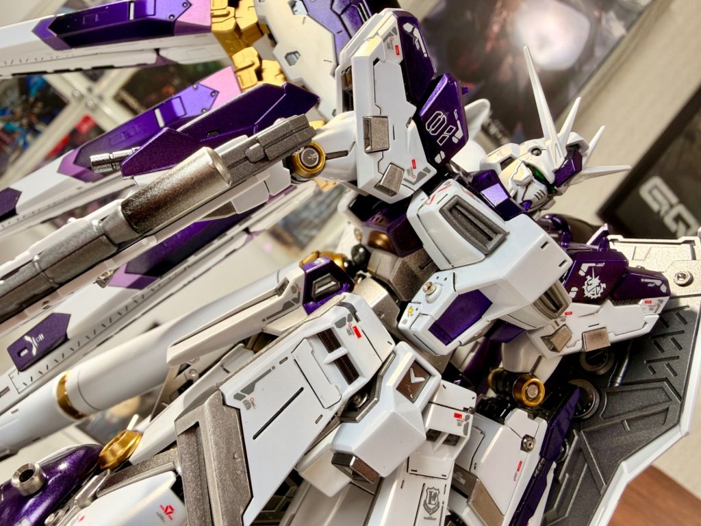 ハイニューの色合いは設定でいろいろ変わりますが、個人的に紫系統が好みです。本キットは、成形色が青系統ですが、好みに合わせて紫にしました。