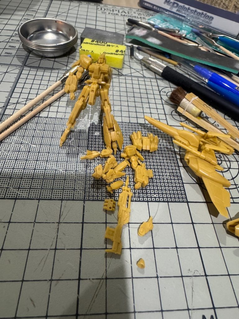 毎度バラバラと仮組みをしてからのカラーやポーズを悩む作業から