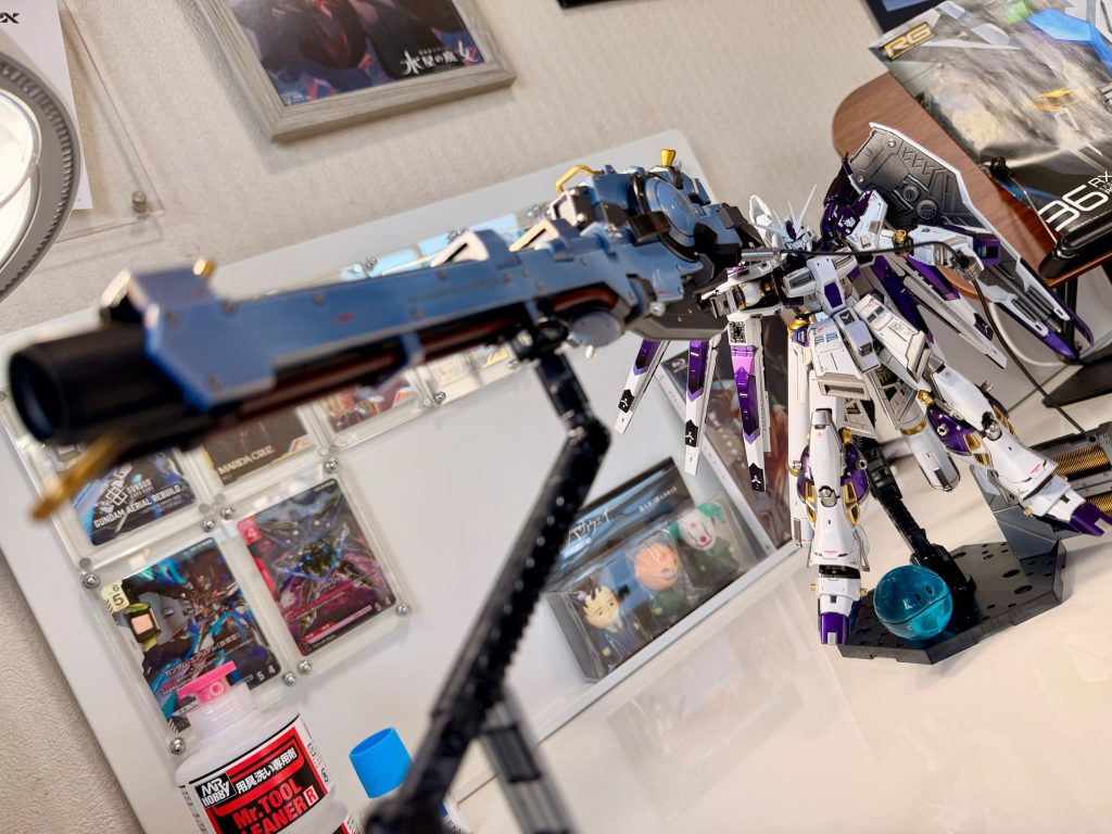ランチャーを構えると全長30センチをゆうに超えます。置き場を確保が大変です。(gundam-kao5)