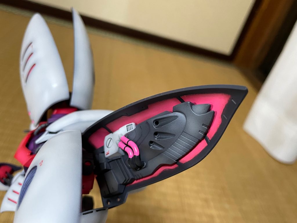 バインダー裏色分けはマスキングしないでピンクを先に塗ってエナメル濃いめグレー拭いてはみ出た部分を拭き取りの方法でやりました