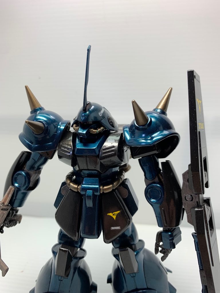 両肩をスパイクアーマーにし、左腕にシールドを装着。