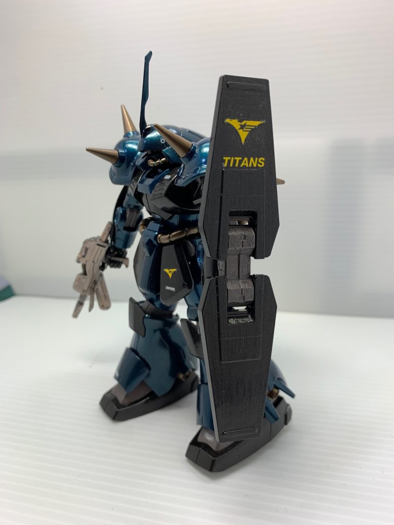 シールドにティターンズのマーク