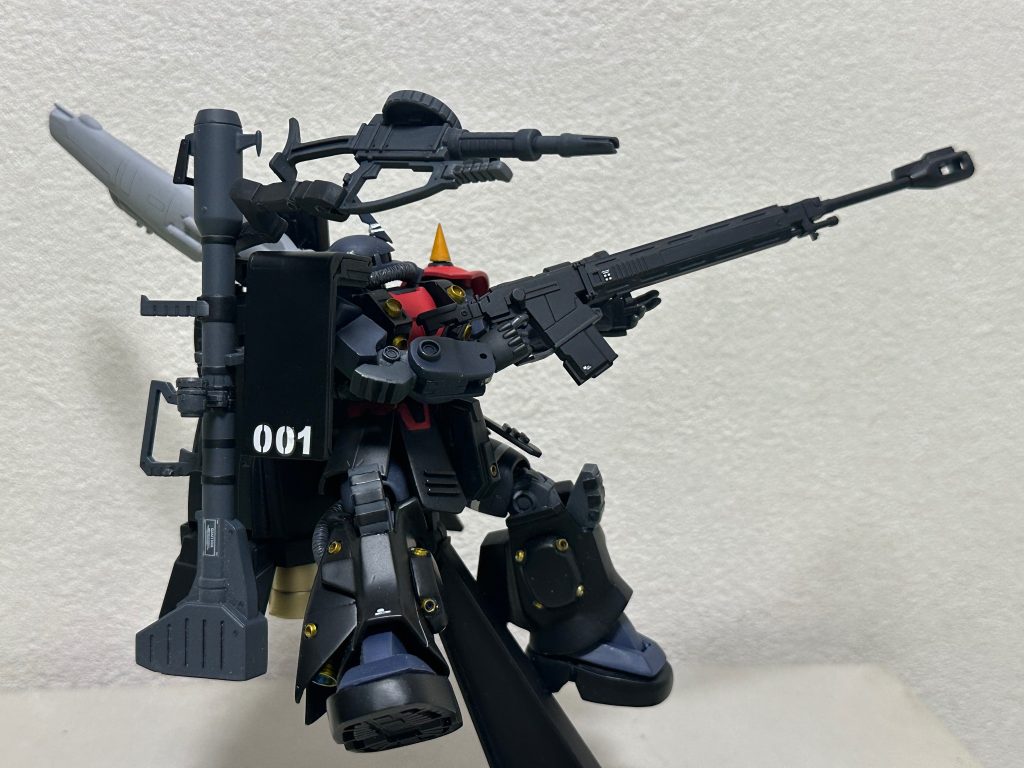 サイドから。ジャイアントバズも装備。マシンガンもアームで。