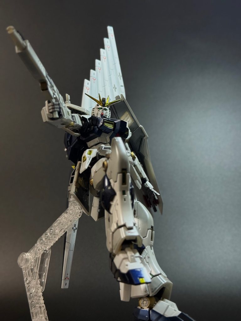 νガンダムボディーのホワイトを2色に分けましたが、ちょっとくどい感じがします…本家チタニウムフィニッシュのボディーのホワイトが一色設定なのがなんでかわかった気がします😅