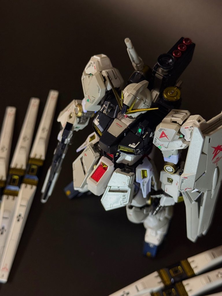 カラーレシピ　(G)ガイア、(C)クレオスフレーム関係:サーフェイサーエヴォガンメタ(G)→スターブライトアイアン(G)、エナメル塗料で部分塗装本体:ホワイト① EX-ホワイト(G)→ムーンストーンパール(C)、ホワイト② ニュートラルグレーⅡ(G)→ムーンストーンパール(C)、ネイビー サーフェイサーエヴォガンメタ(G)→プレミアムブルーブラック(G)イエロー EX-ブラック(G)→トパーズゴールド(C)レッド GXメタルレッド(C)→プレミアムレッド(G)デュアルアイ等 スターブライトシルバー(G)→蛍光イエローグリーン(G)トップコート EX-クリア(G)&nbsp;
