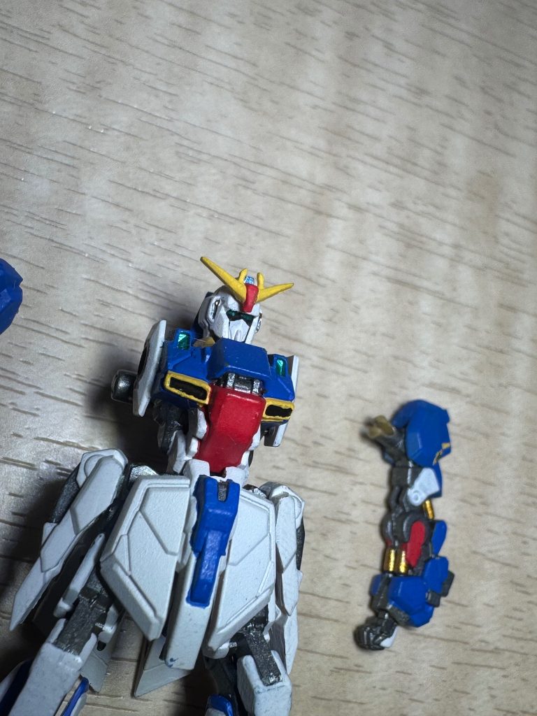 センサーやツインアイをファレホのトゥルーメタリックで細かく塗ってなんとかそれっぽくなりました。