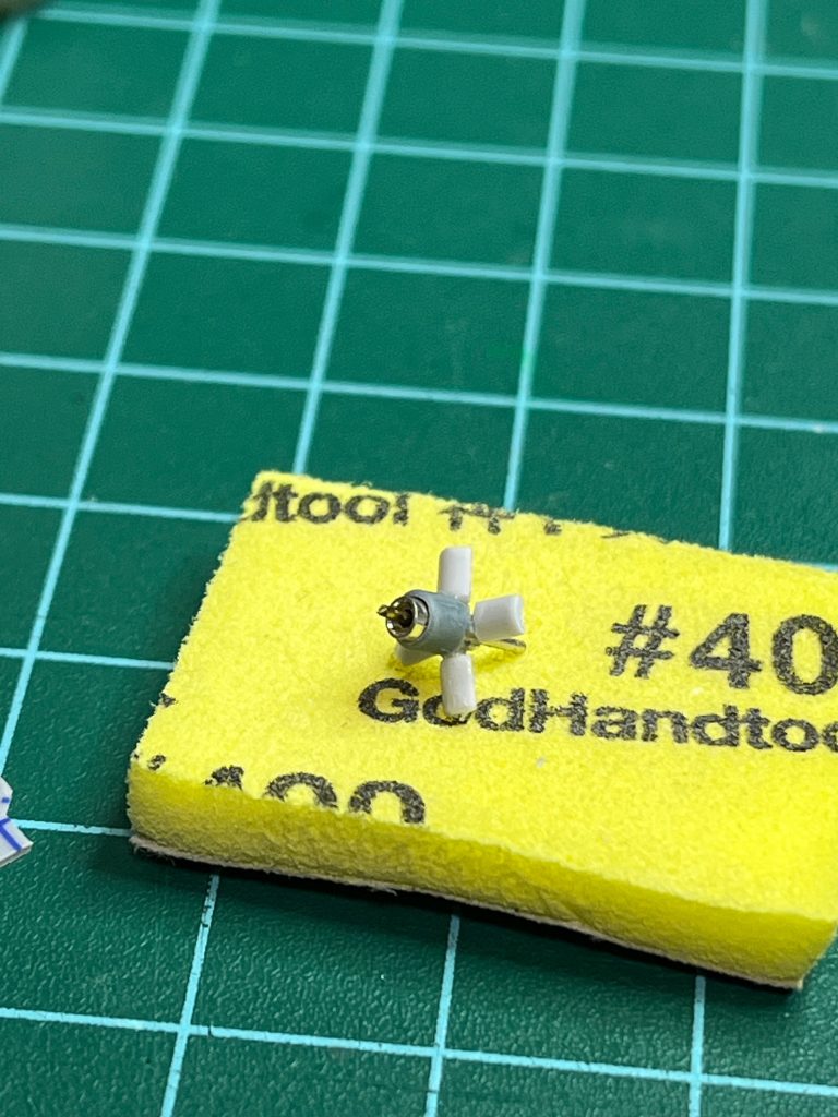 ファンネル制作私の定番ICソケットピンと2㍉くらいのランナーから作りました