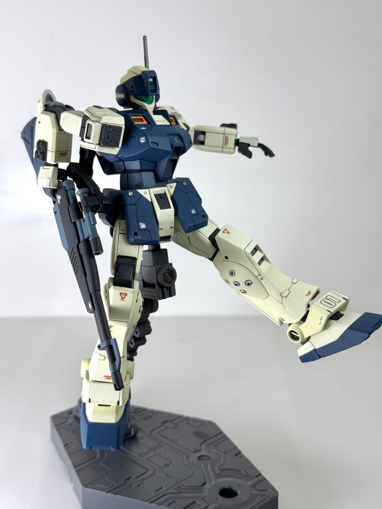 アームが短いのでポージングにはほとんど活かせませんが、一応これくらいはできます。