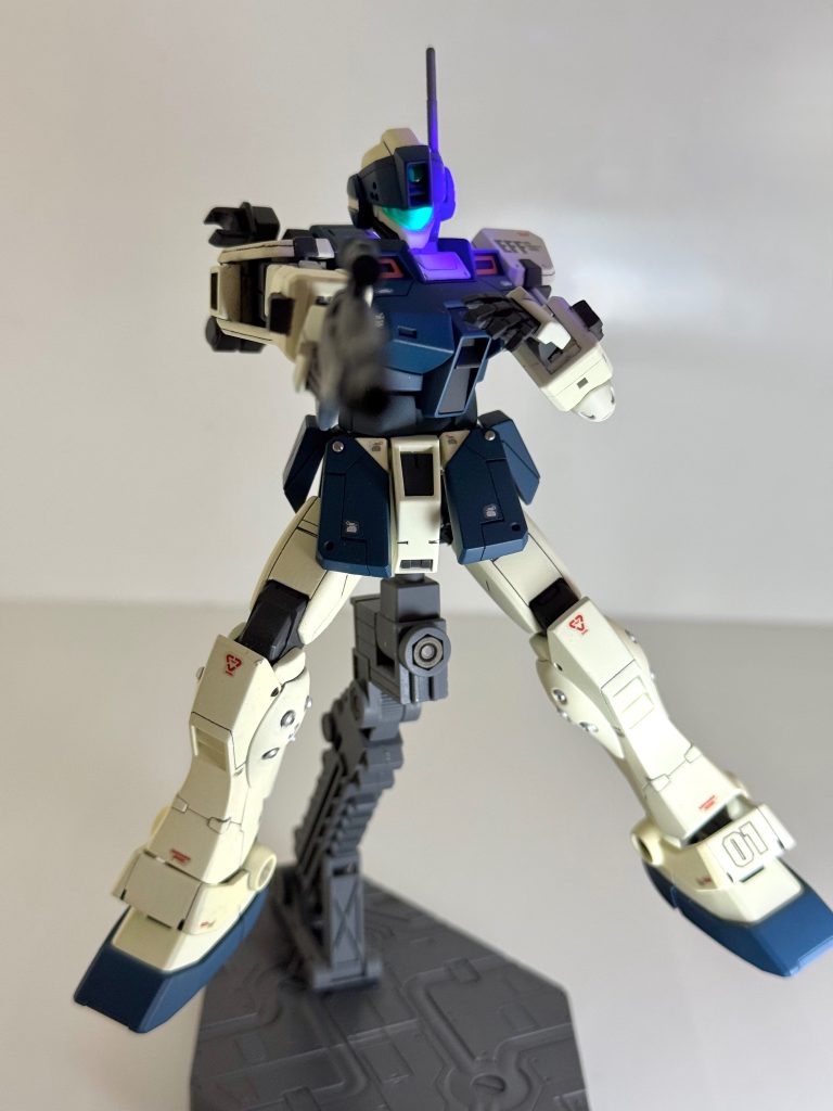 バイザーや武器のスコープ部分は蛍光塗料を使用したのでブラックライトで光りますが、手持ちのライトが光源弱すぎていい写真は撮れず…バイザーの中のモノアイもメタルパーツ化して蛍光塗料使ってるんですが、バイザーに蛍光塗料使ったらそりゃ目立たないという当たり前に完成まで気づきませんでした。