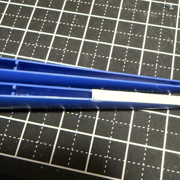 細かいところの加工、少しずつ進めます。腹ビームの作り直し、膝関節の塗膜クリアランス削り、ドラグーンの先端を凸から凹モールドへ、ウイングの凸モールドをプラ板で作り直したりとか。足裏の肉抜きはランナータグでかさ増ししてからパテ埋め。（5枚目）