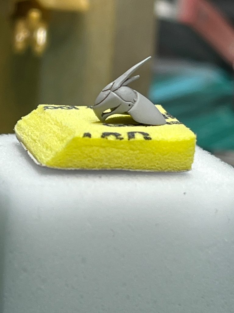 頭部開口に目の部分を大きく切れ長に鋭くしましたアーティファクトは彫りの道具チョイスが大事ですね~まだまだ未熟で偶に失敗しますが😰
